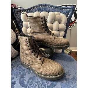 Dr Martens Page Olive Green Waffle Fabric size 8/EU 39